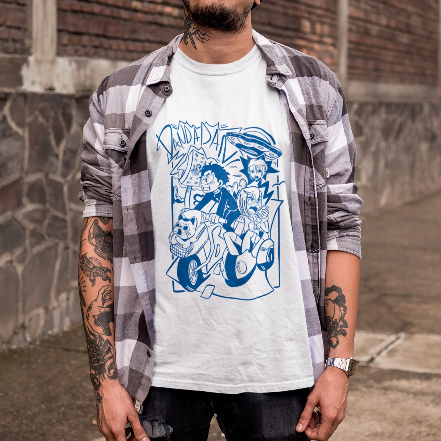 Camiseta Básica Unissex Dandadan Momo Ayase Okarun Moto