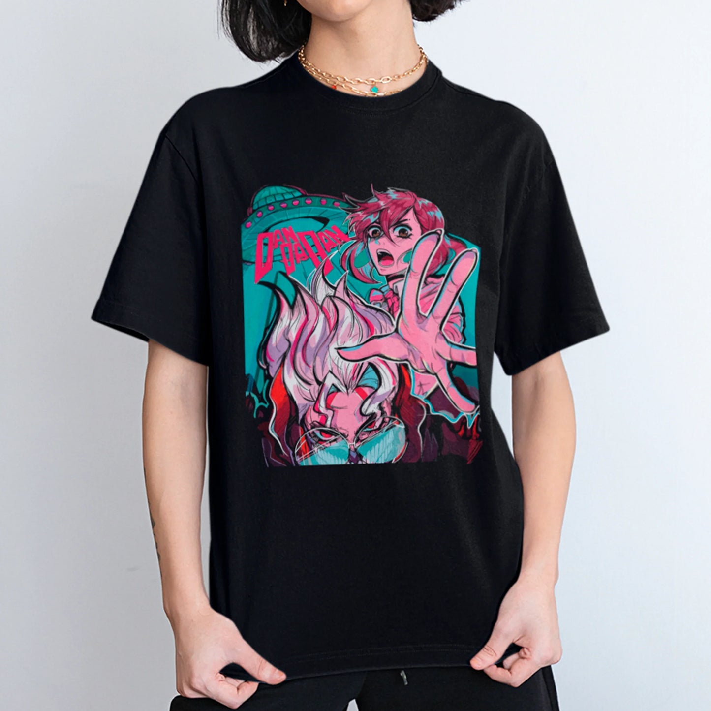 Camiseta Básica Unissex Dandadan Momo Ayase Okarun Nave