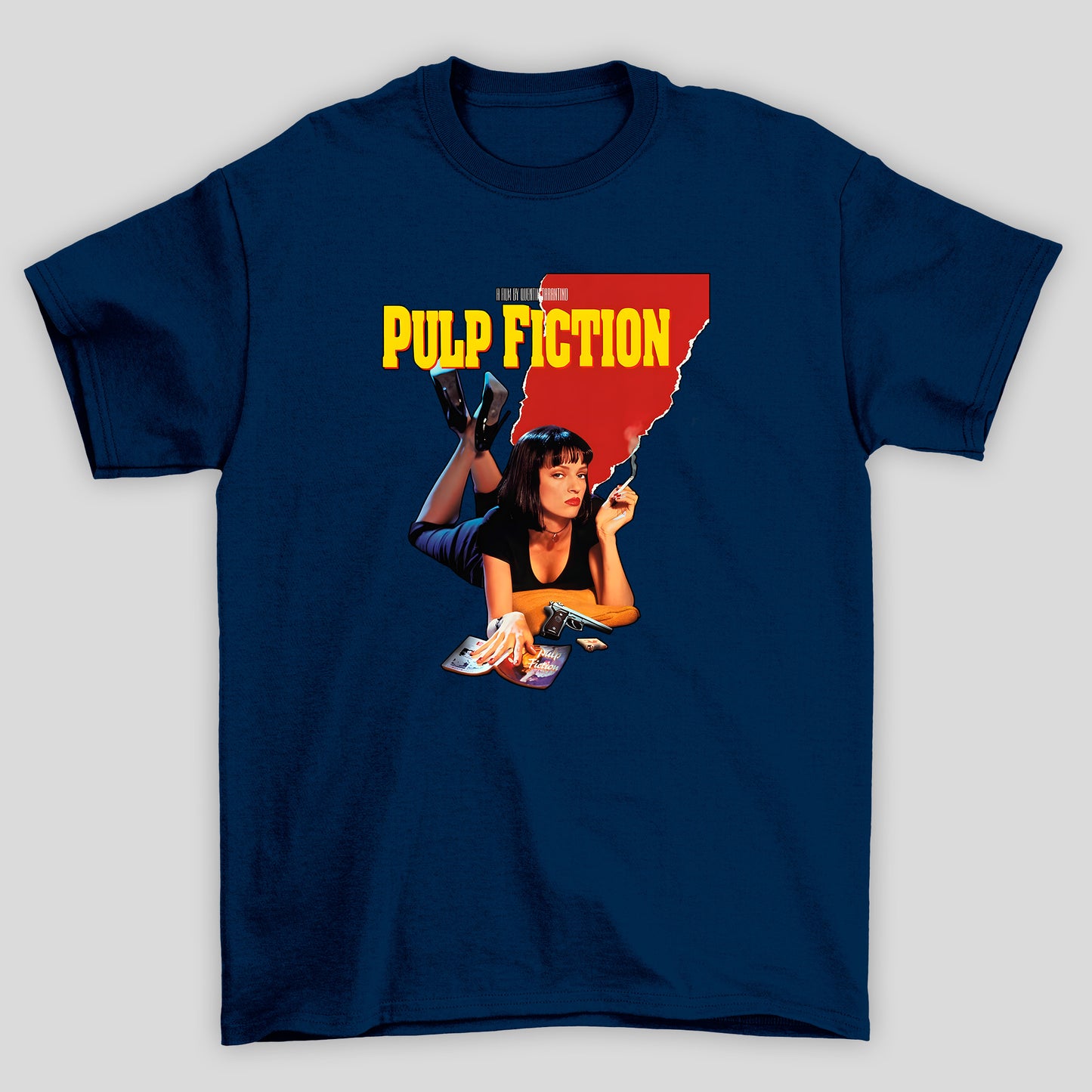 Camiseta Básica Unissex Poster Mia Deitada Pulp Fiction