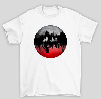 Camiseta Básica Unissex Stranger Things Lua Bicicletas