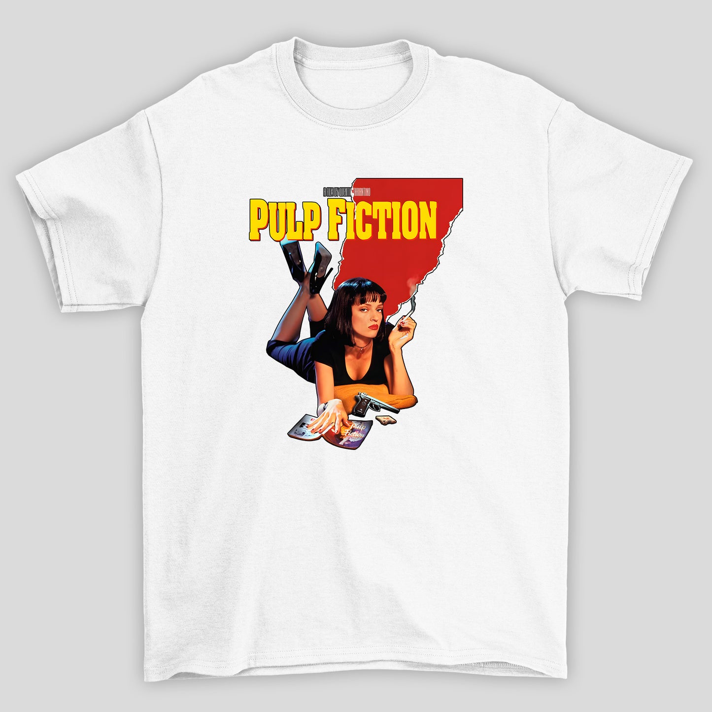 Camiseta Básica Unissex Poster Mia Deitada Pulp Fiction