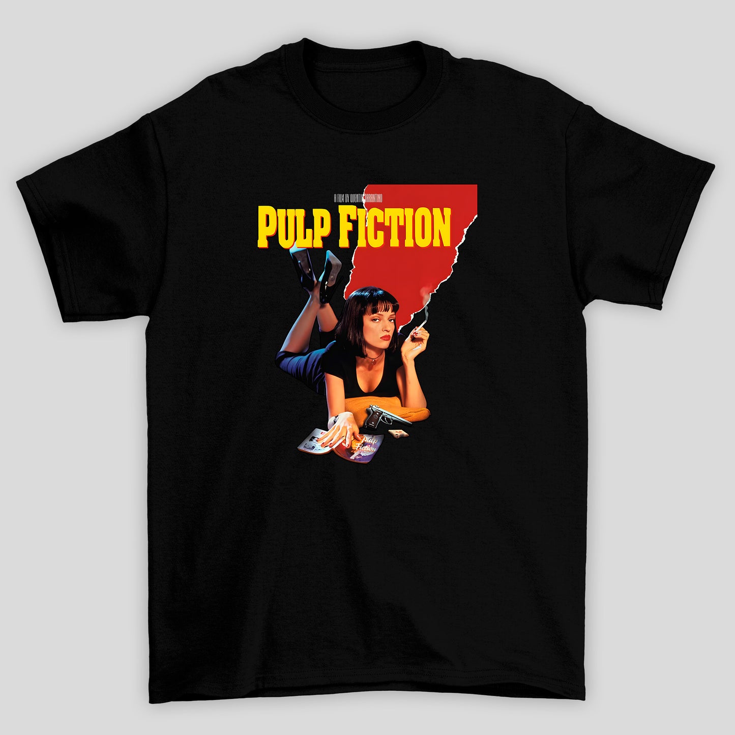 Camiseta Básica Unissex Poster Mia Deitada Pulp Fiction