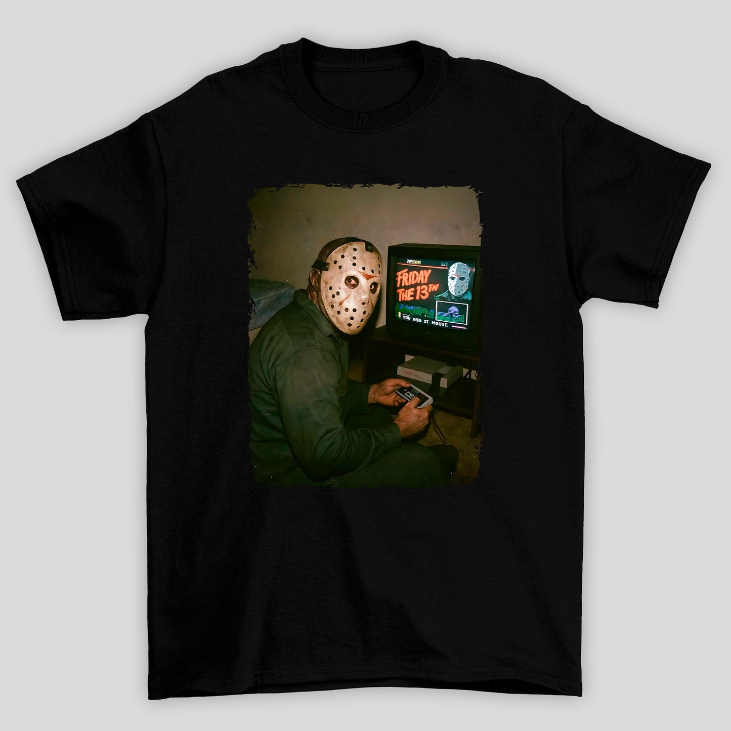 Camiseta Básica Unissex Jason Jogando Nintendo Sexta Feira 13