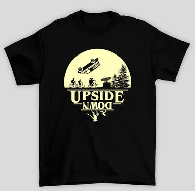 Camiseta Básica Unissex Stranger Things Upside Down Lua Amarela