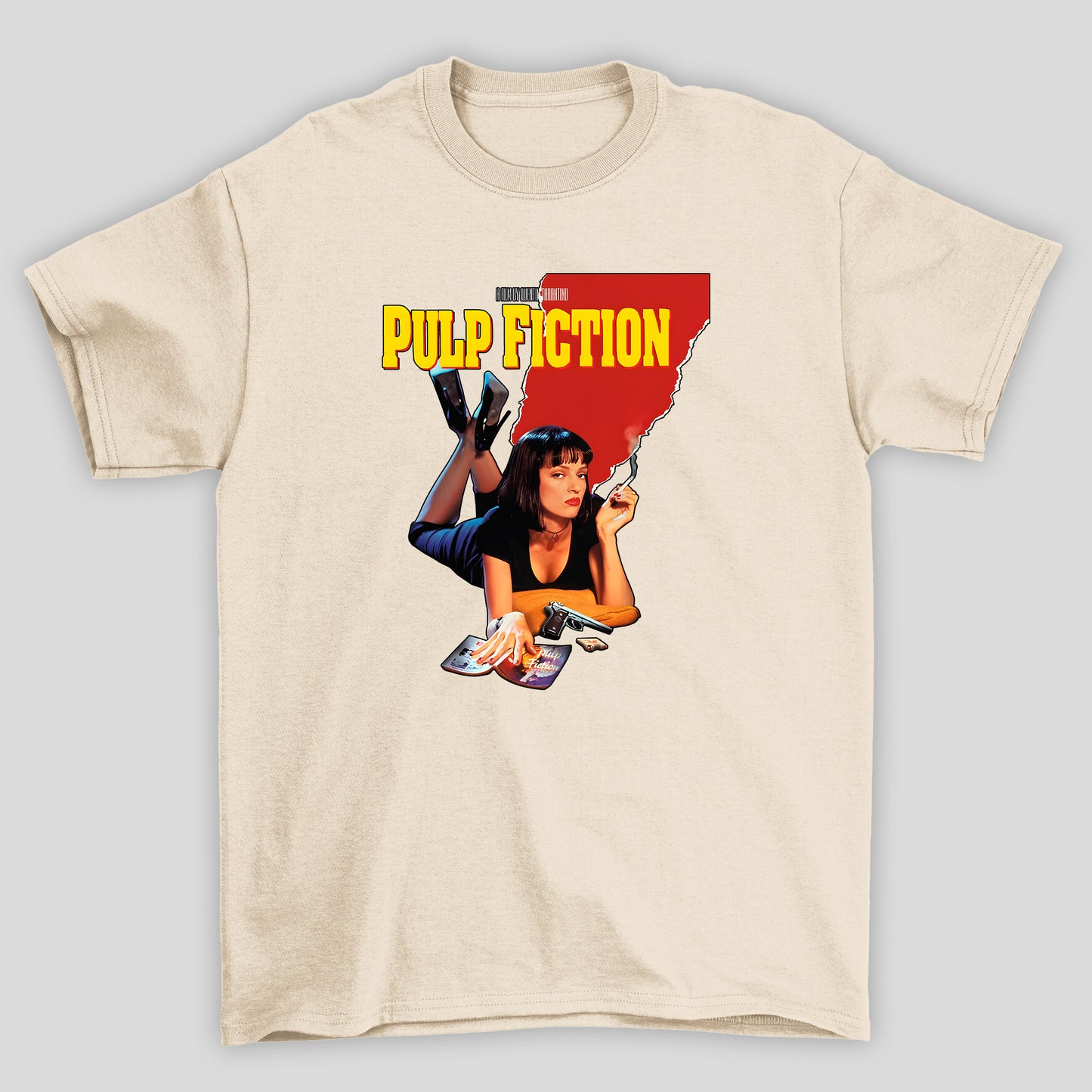 Camiseta Básica Unissex Poster Mia Deitada Pulp Fiction