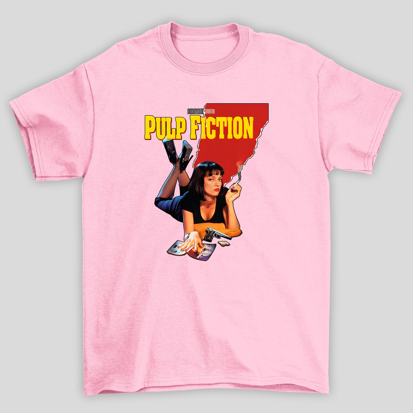 Camiseta Básica Unissex Poster Mia Deitada Pulp Fiction