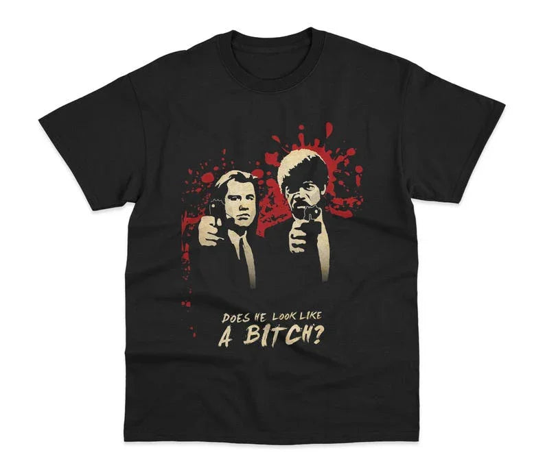 Camiseta Básica Unissex Pulp Fiction 1994 Does He Look Like a Bitch Preto