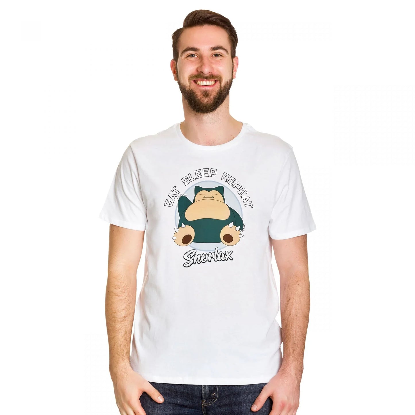Homem usando Camiseta Básica Branca Unissex Eat Sleep Repeat Snorlax