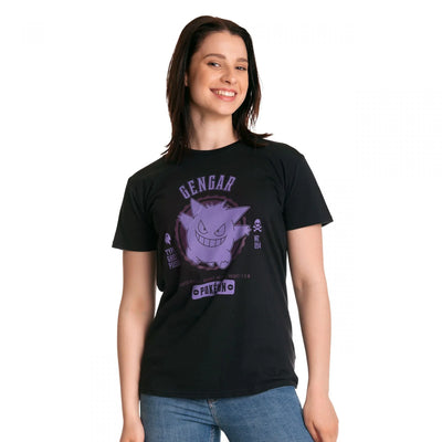 Mulher usando Camiseta Básica preta Unissex Gengar Ghost Type Pokemon