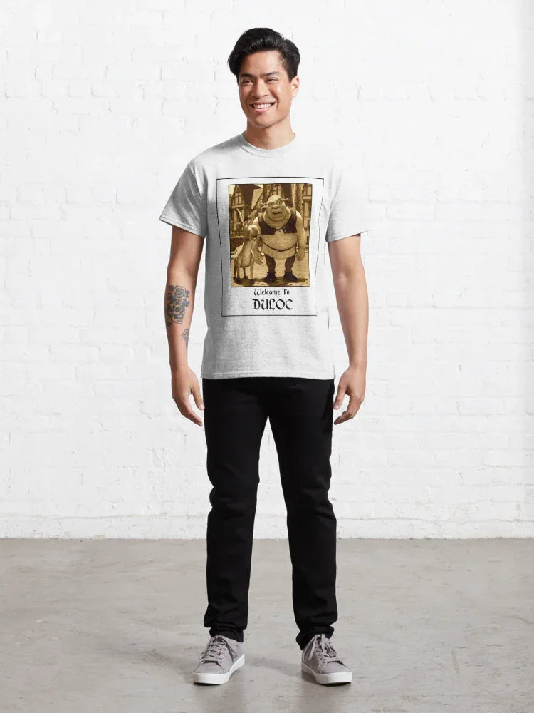 Camiseta Básica Unissex Shrek Welcome To Duloc Photo Branco
