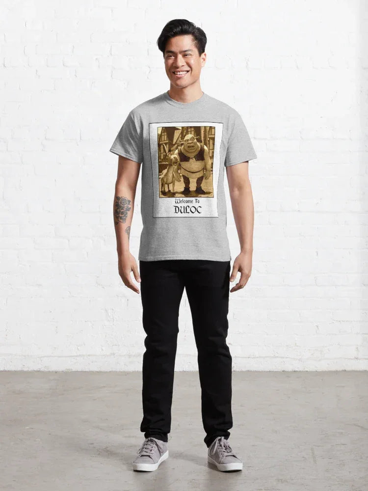 Camiseta Básica Unissex Shrek Welcome To Duloc Photo Cinza