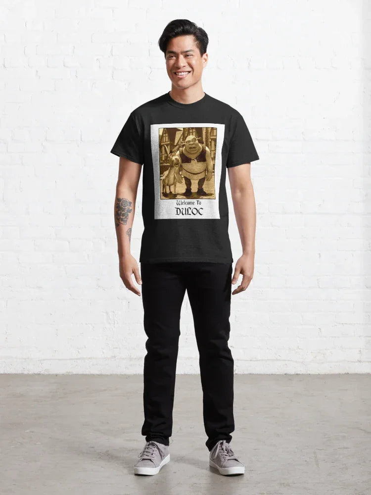 Camiseta Básica Unissex Shrek Welcome To Duloc Photo Preto