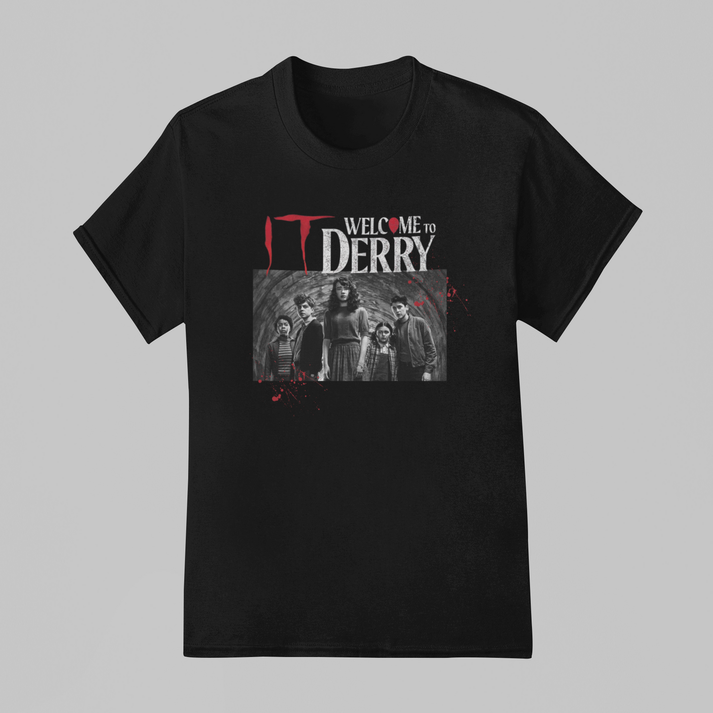Camiseta Básica Unissex IT: Bem Vindos A Derry Photo P&B