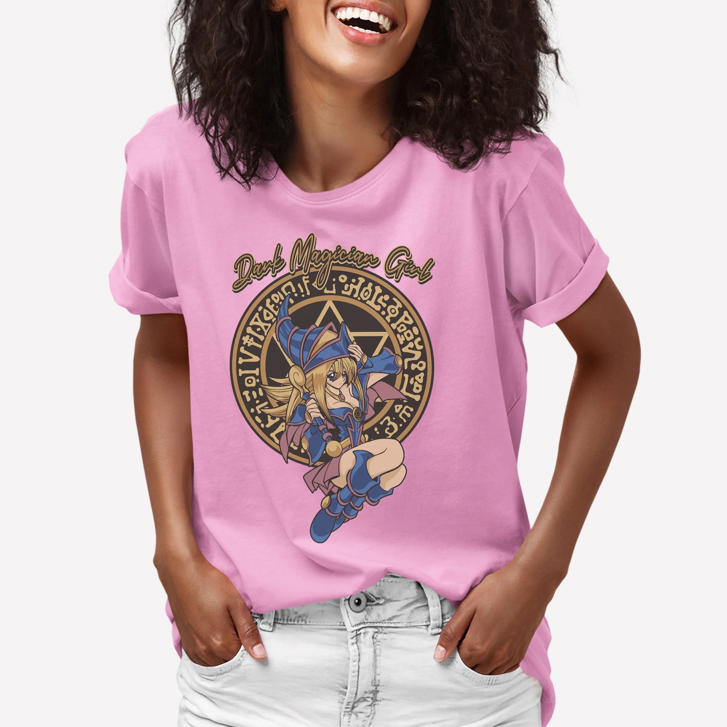 Camiseta Básica Pequena Maga Negra Yu-Gi-Oh!-rosa bebe