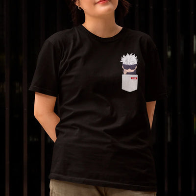 Camiseta Básica Unissex Gojo Satoru Kawaii Pocket Jujutsu Kaisen-preto
