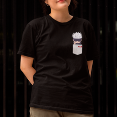 Camiseta Básica Unissex Gojo Satoru Kawaii Pocket Jujutsu Kaisen