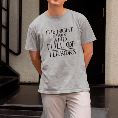 Camiseta Básica Unissex The Night Is Dark Game Of Thrones