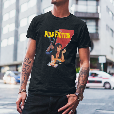 Camiseta Básica Unissex Poster Mia Deitada Pulp Fiction