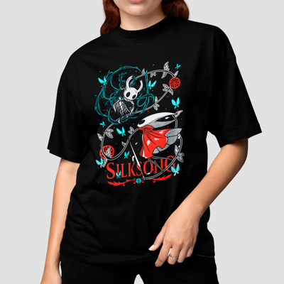 Camiseta Básica Unissex Hollow Knight Silksong Hornet Lutando