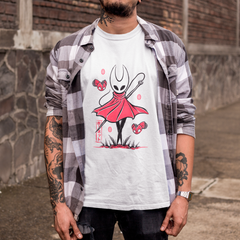 Camiseta Básica Unissex Hollow Knight Silksong Hornet Agulha