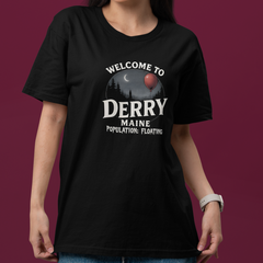 Camiseta Básica Unissex IT: Bem vindos a Derry Population: Floating
