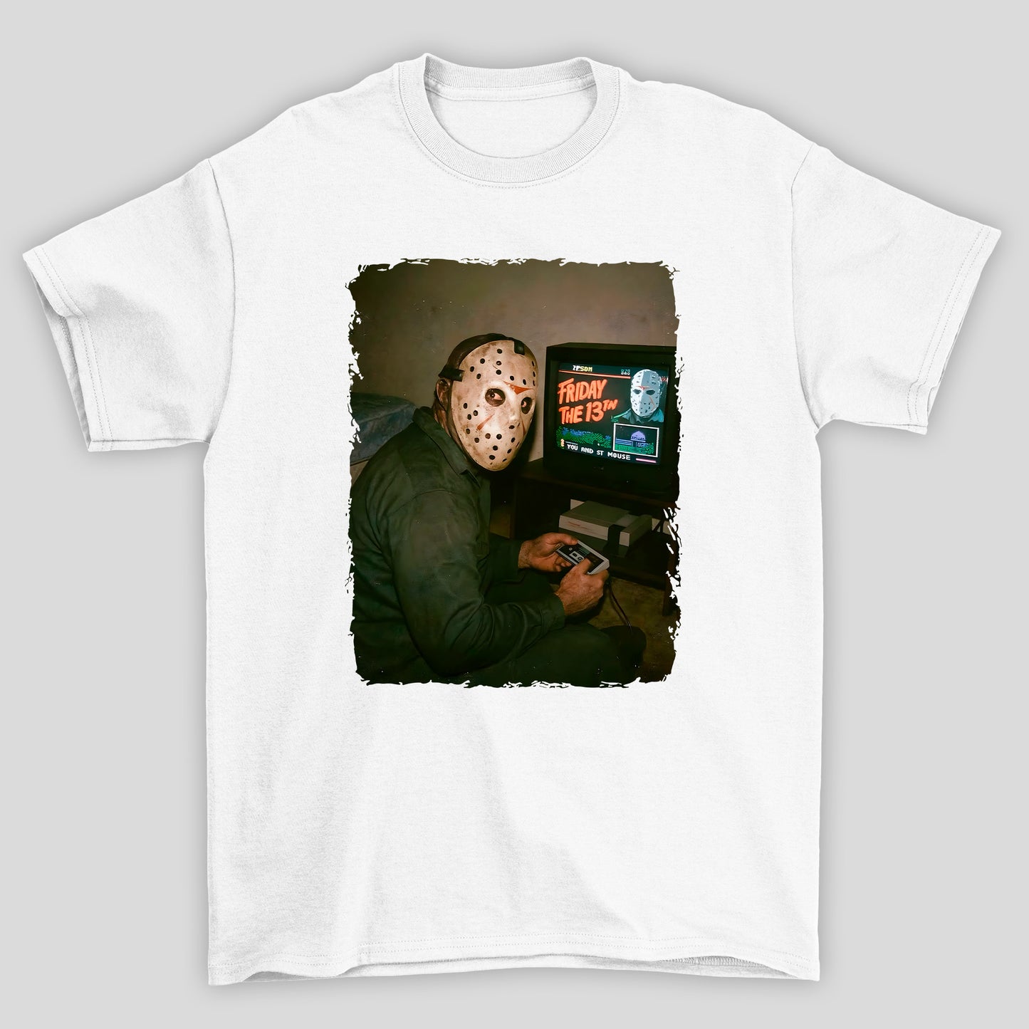 Camiseta Básica Unissex Jason Jogando Nintendo Sexta Feira 13