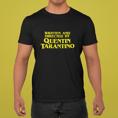 Camiseta Básica Unissex Escrito e Dirigido Por Quentin Tarantino