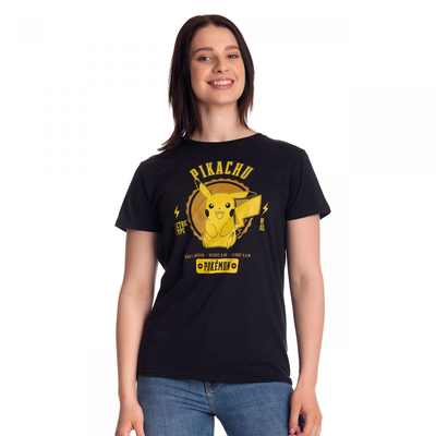 Mulher usando Camiseta Básica Unissex Preta Pikachu Eletric Type Pokemon 