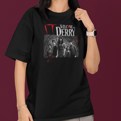 Camiseta Básica Unissex IT: Bem Vindos A Derry Photo P&B