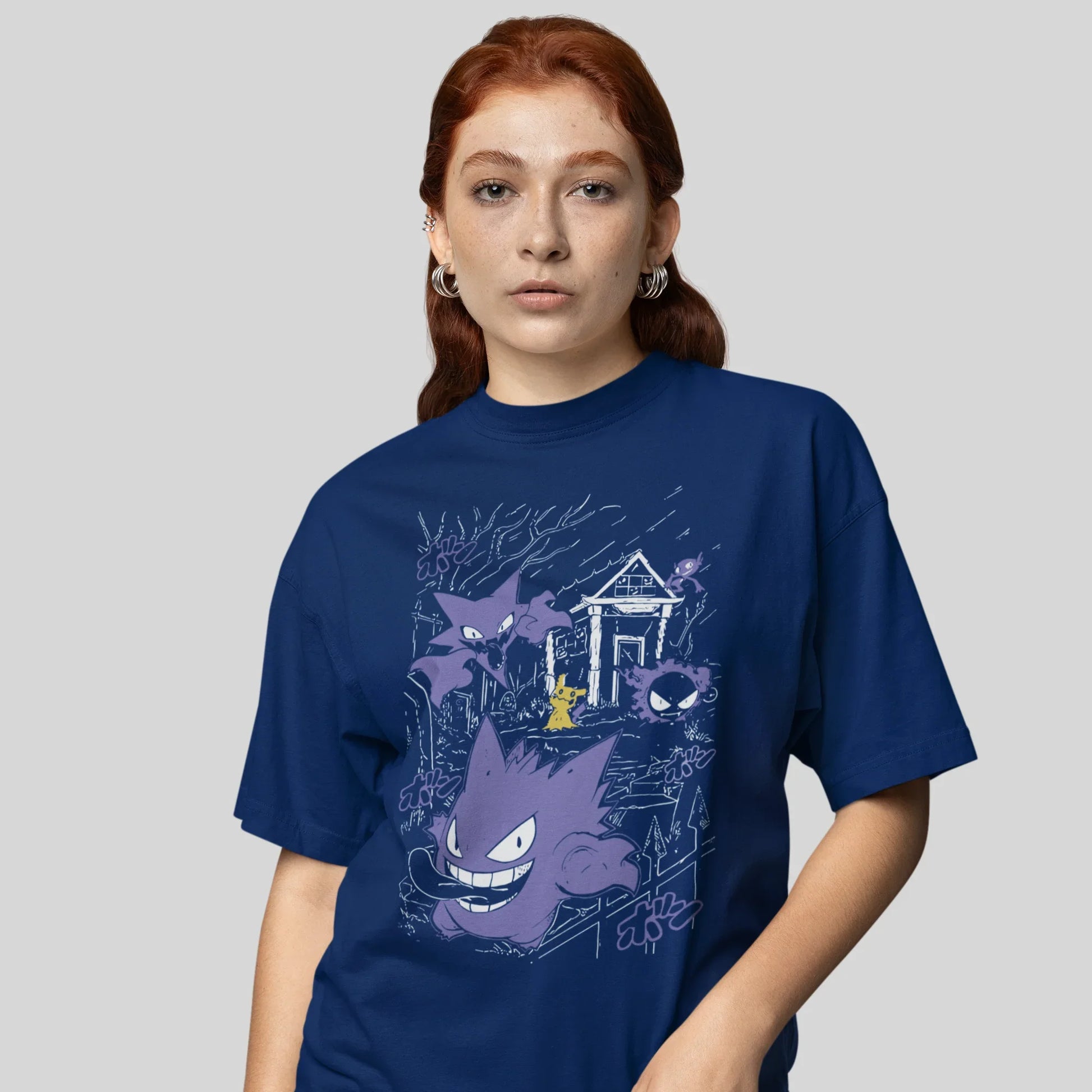 Mulher usando Camiseta Básica Unissex Azul Marinho Hall Ghost  