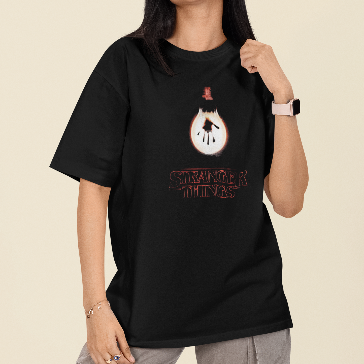 Camiseta Básica Unissex Stranger Things Logo Shine