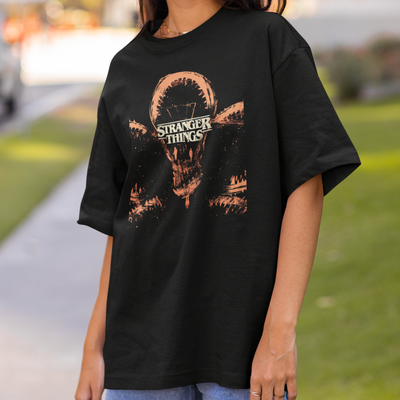 Camiseta Básica Unissex Stranger Things Logo Lampada