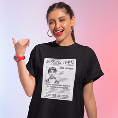 Camiseta Básica Unissex Stranger Things Cartaz Missing Teen